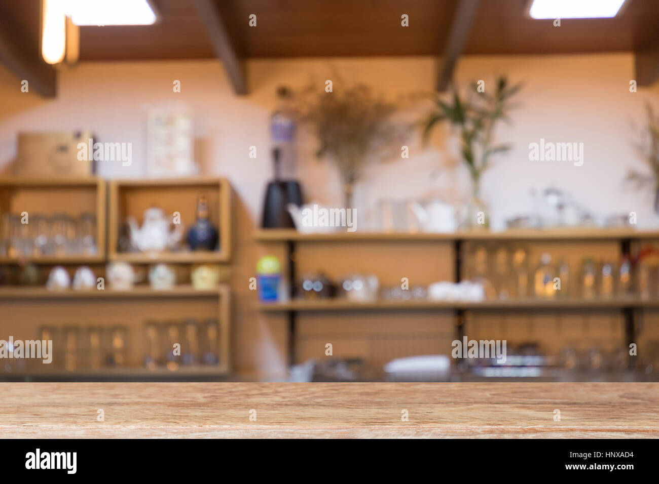 Holztisch mit Getränk im Café Restaurant (Unschärfe im Hintergrund) Stockfoto