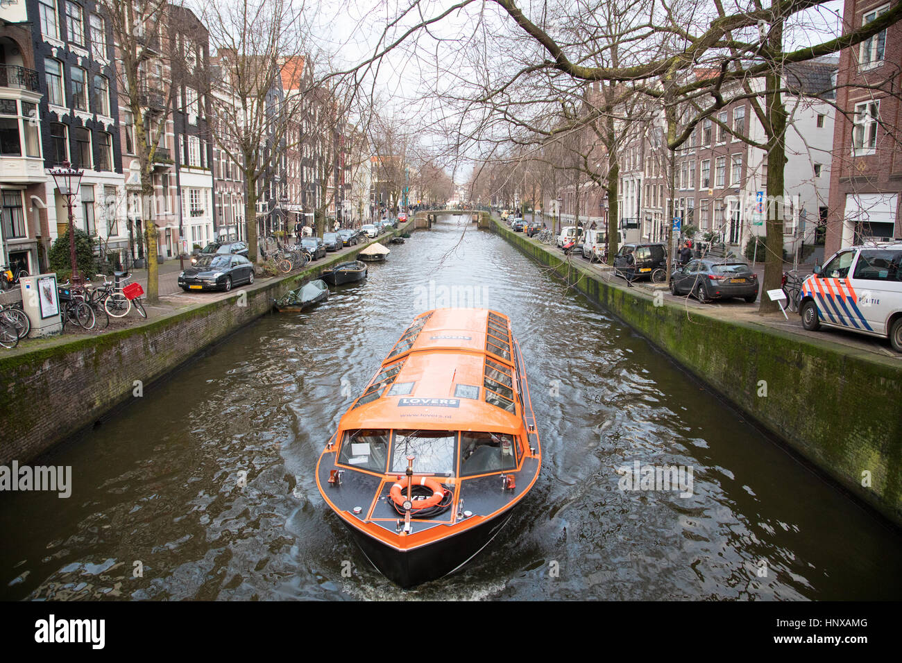 Touristische tour Boot an einer Gracht in Amsterdam, Holland. Stockfoto