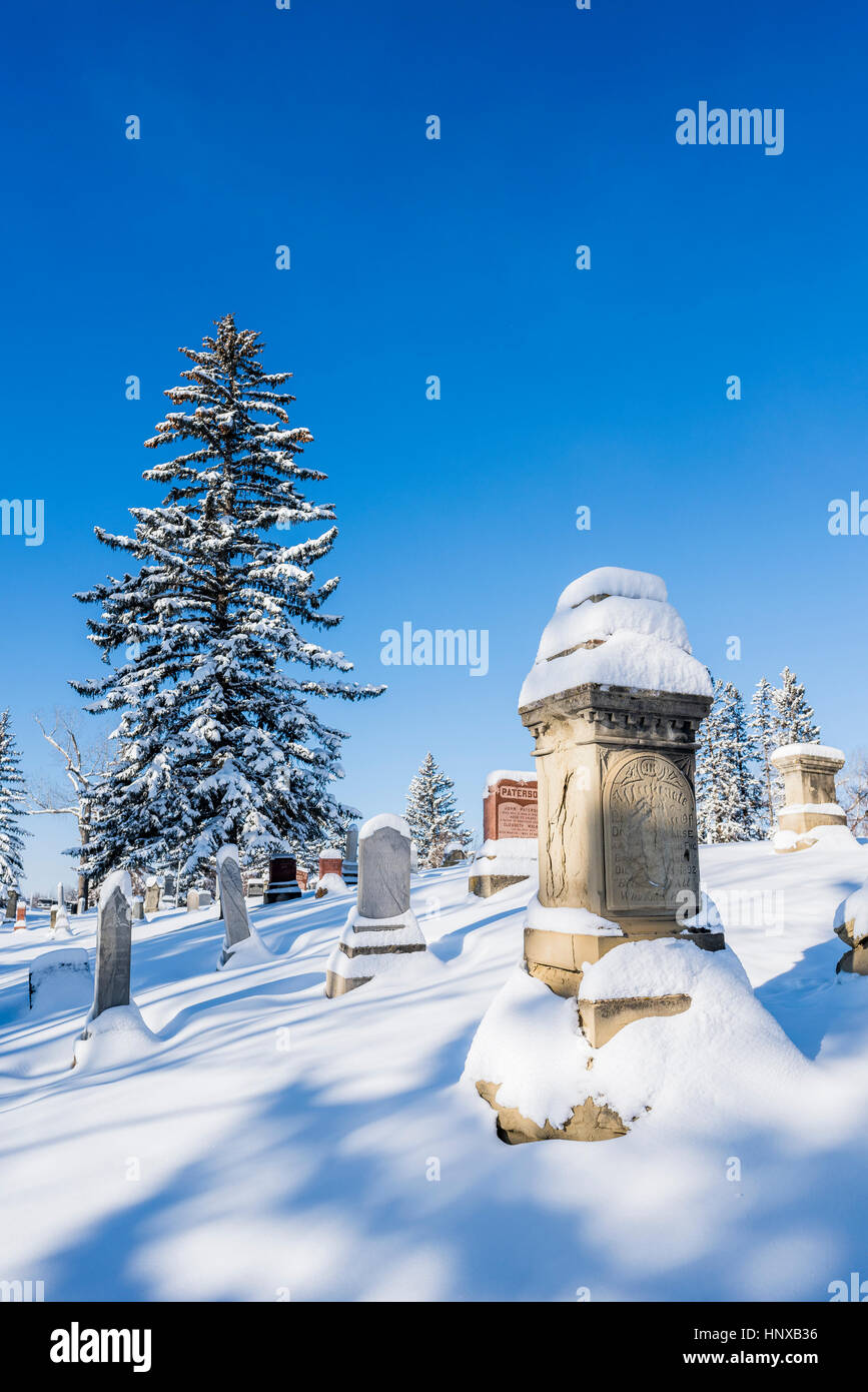 Friedhof Grabsteine mit Schnee, Calgary, Alberta, Kanada Stockfoto