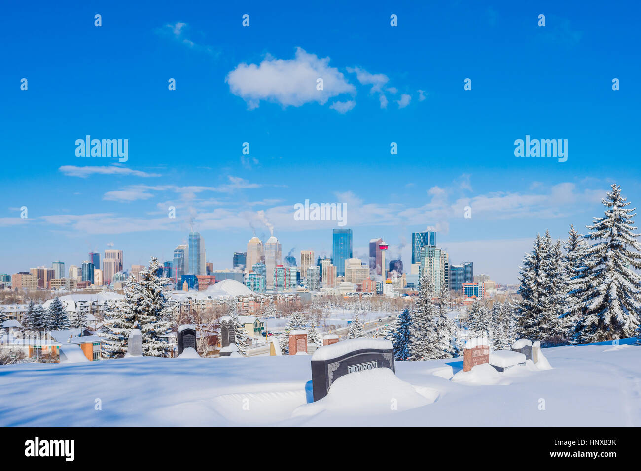 Calgary Skyline und Friedhof Grabsteine, Calgary, Alberta, Kanada Stockfoto