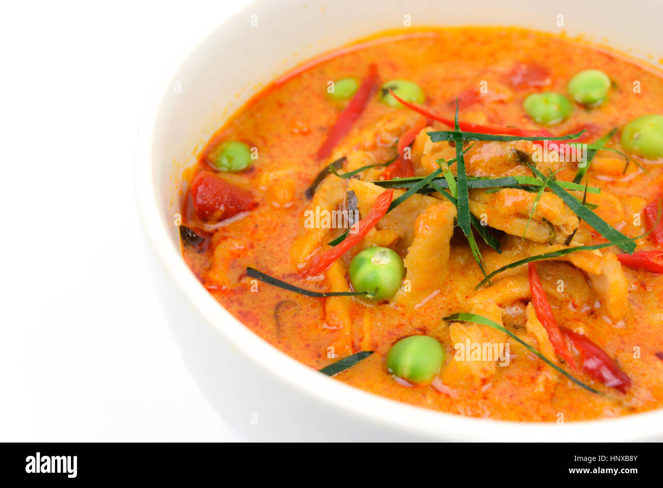 Closeup Panaeng Curry mit Schweinefleisch oder rotem curry mit Schweinefleisch (Panang Schweinefleisch) isoliert auf weißem Hintergrund Stockfoto