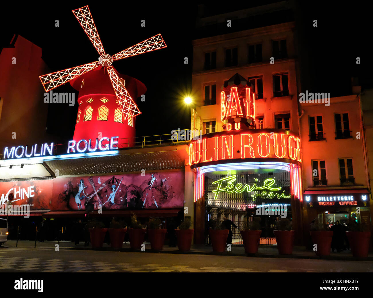 Moulin Rouge, Französisch für Red Mill ist ein Cabaret Club im Bereich "Pigalle" von Paris, Frankreich Stockfoto