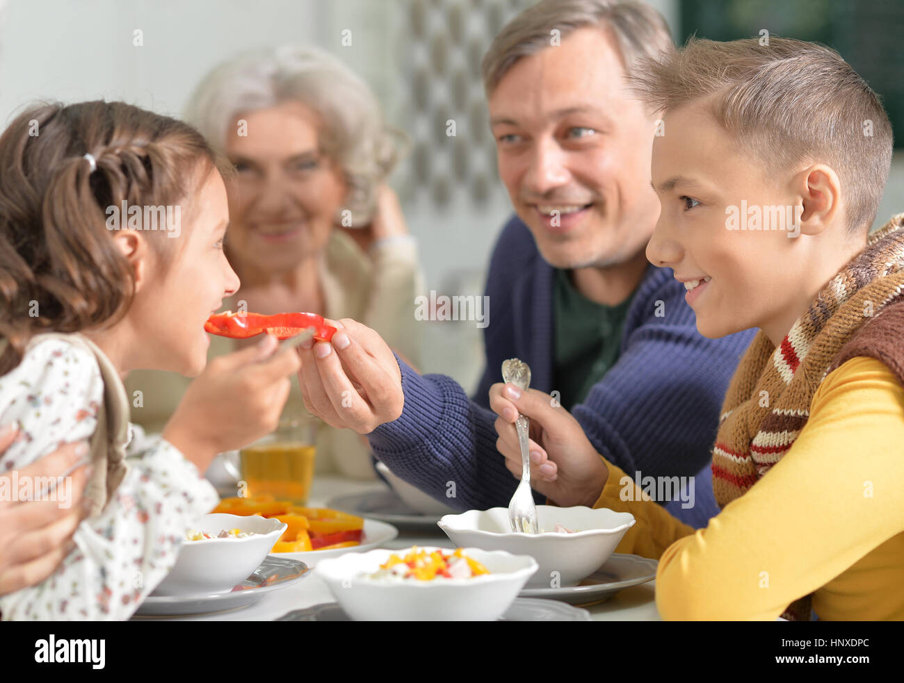 Familie beim Abendessen Stockfoto