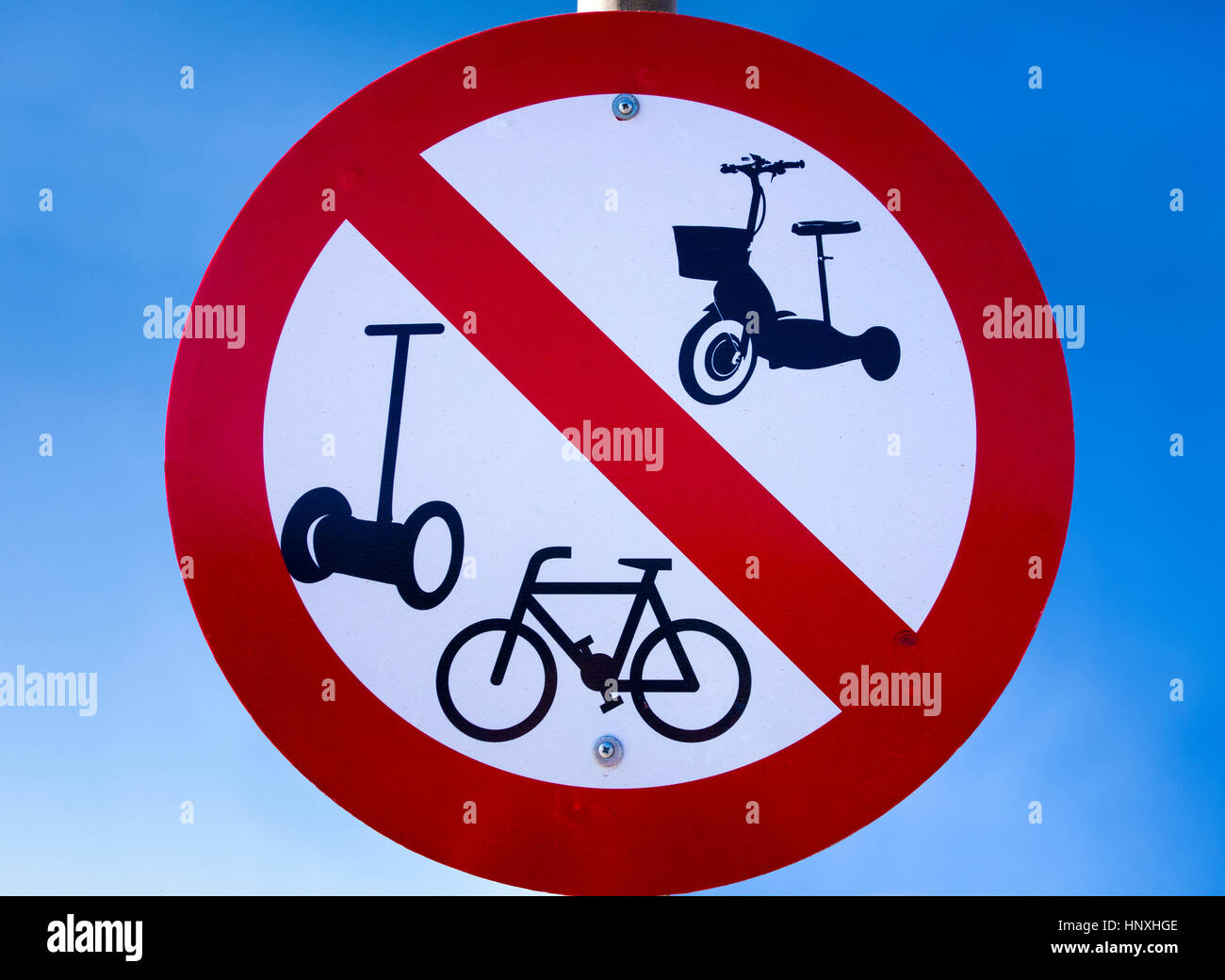 Straße Verbotszeichen - keine Fahrräder, keine Segway und andere motorisierte Fahrzeuge - gegen blauen Himmel. Stockfoto