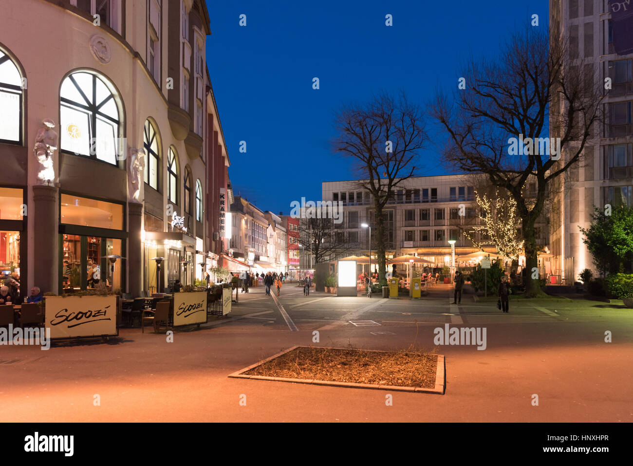 ELBERFELD, Deutschland - 15. Februar 2017: Das warme Wetter lockt Käufer und Restaurantgäste auch nach Sonnenuntergang Stockfoto