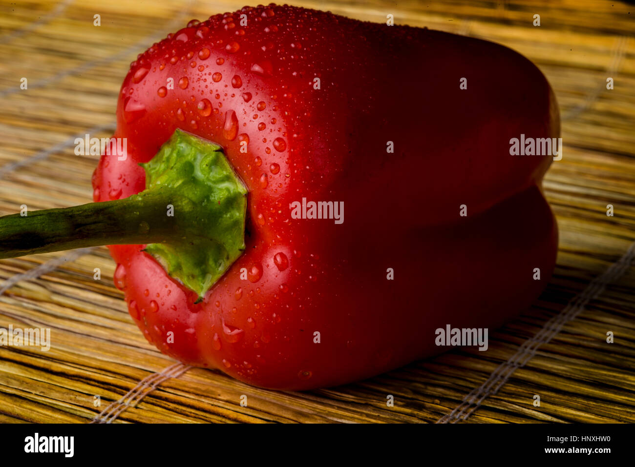 rote Paprika auf Strohmatte Stockfoto