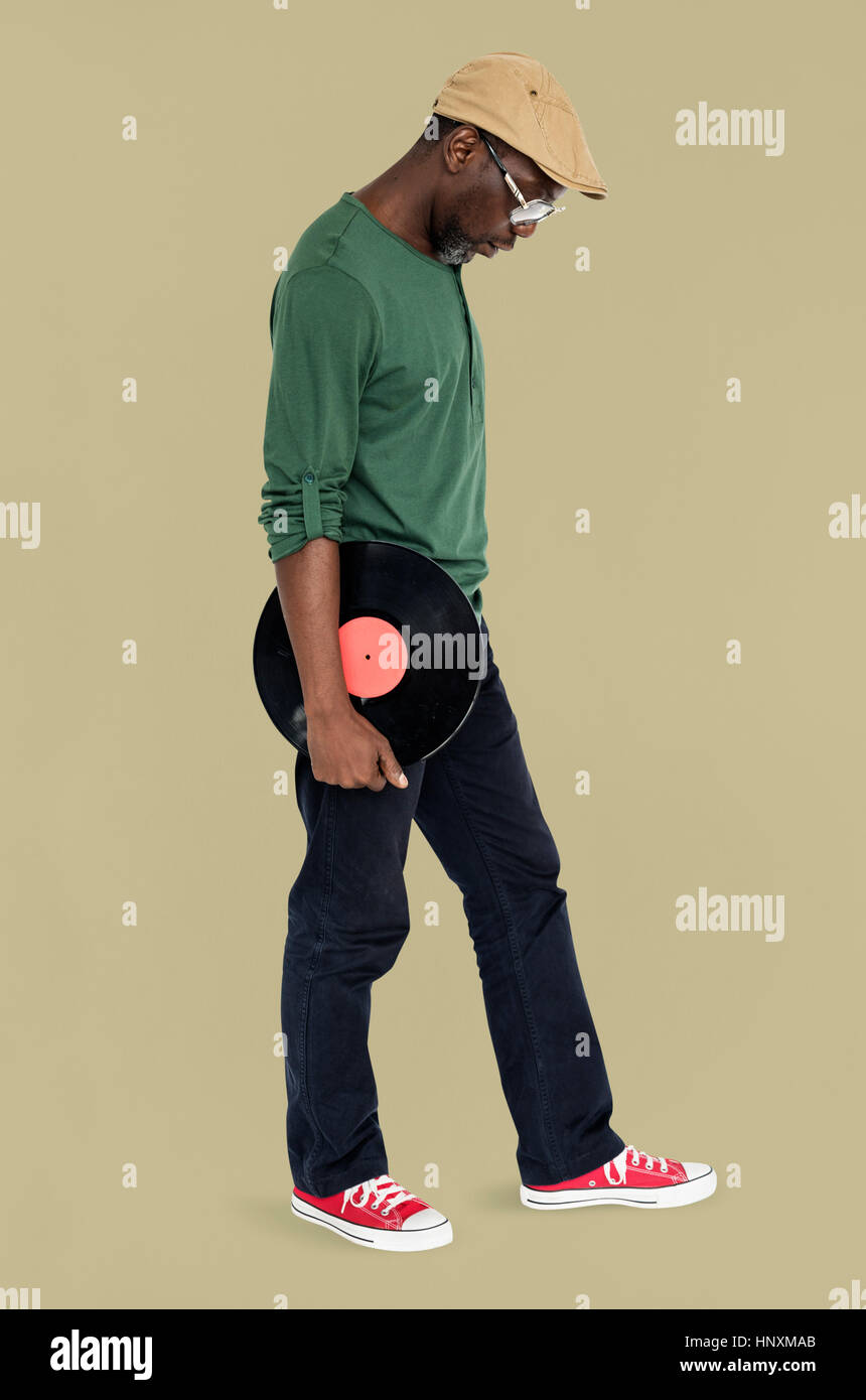 Mann hält Vinyl Retro-Konzept Stockfoto