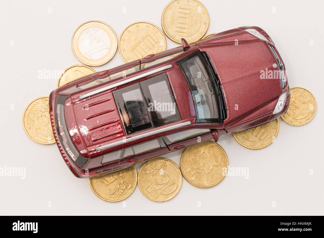 Ein Modellauto wird mit Euro-Währung-Einheiten gesehen. Stockfoto
