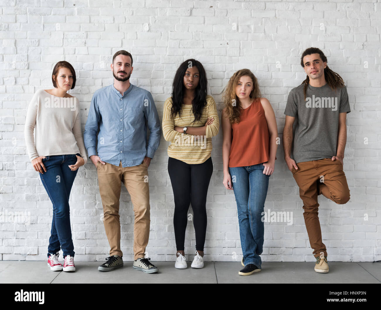 Heterogene Gruppe von Menschen stehen Studio-Shooting Stockfoto