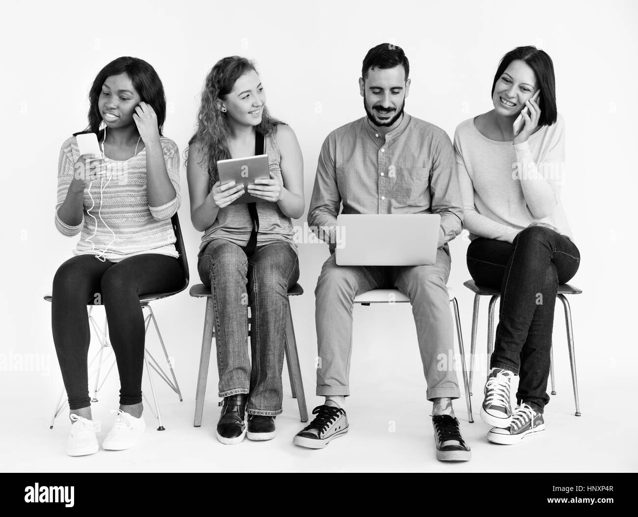 Gruppe von Menschen, die mit digitalen Geräten Stockfoto