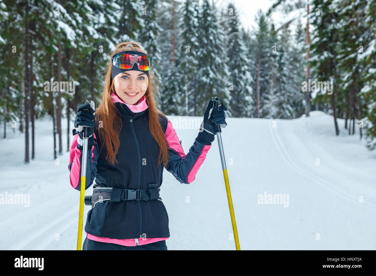 Langlaufen Frau tun klassischen nordischen Skilanglauf im Trail Spuren im tief verschneiten Wald Stockfoto