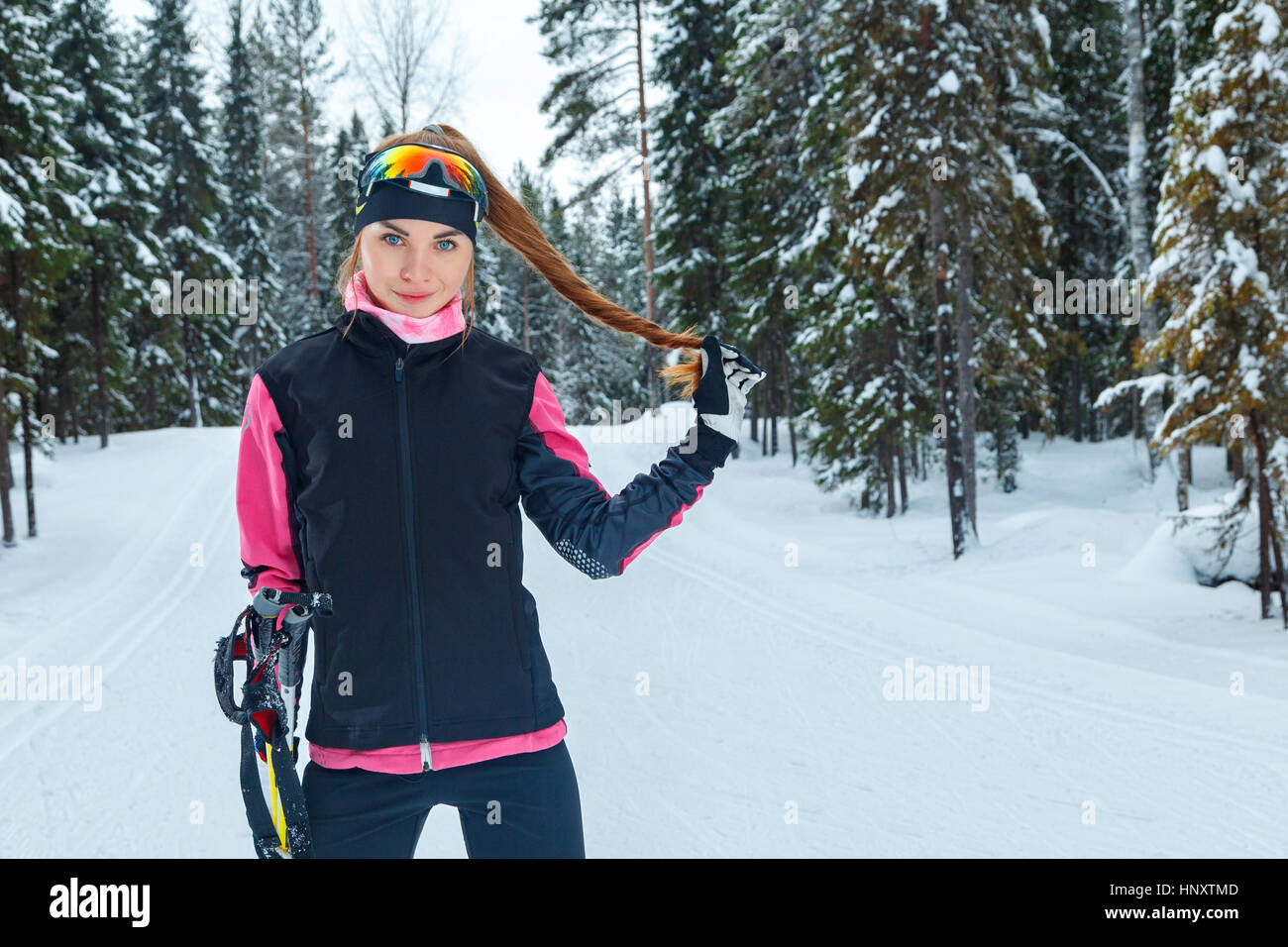 Langlaufen Frau tun klassischen nordischen Skilanglauf im Trail Spuren im tief verschneiten Wald Stockfoto