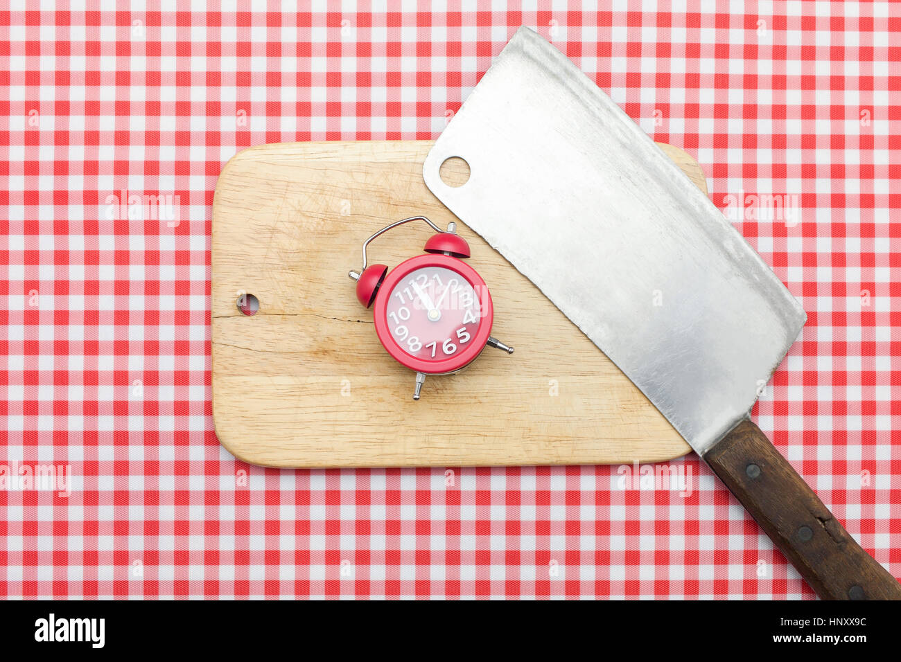 Rote Uhr Termin und Kabel Cutter auf Roten Kreuzes Tischdecke Stockfoto