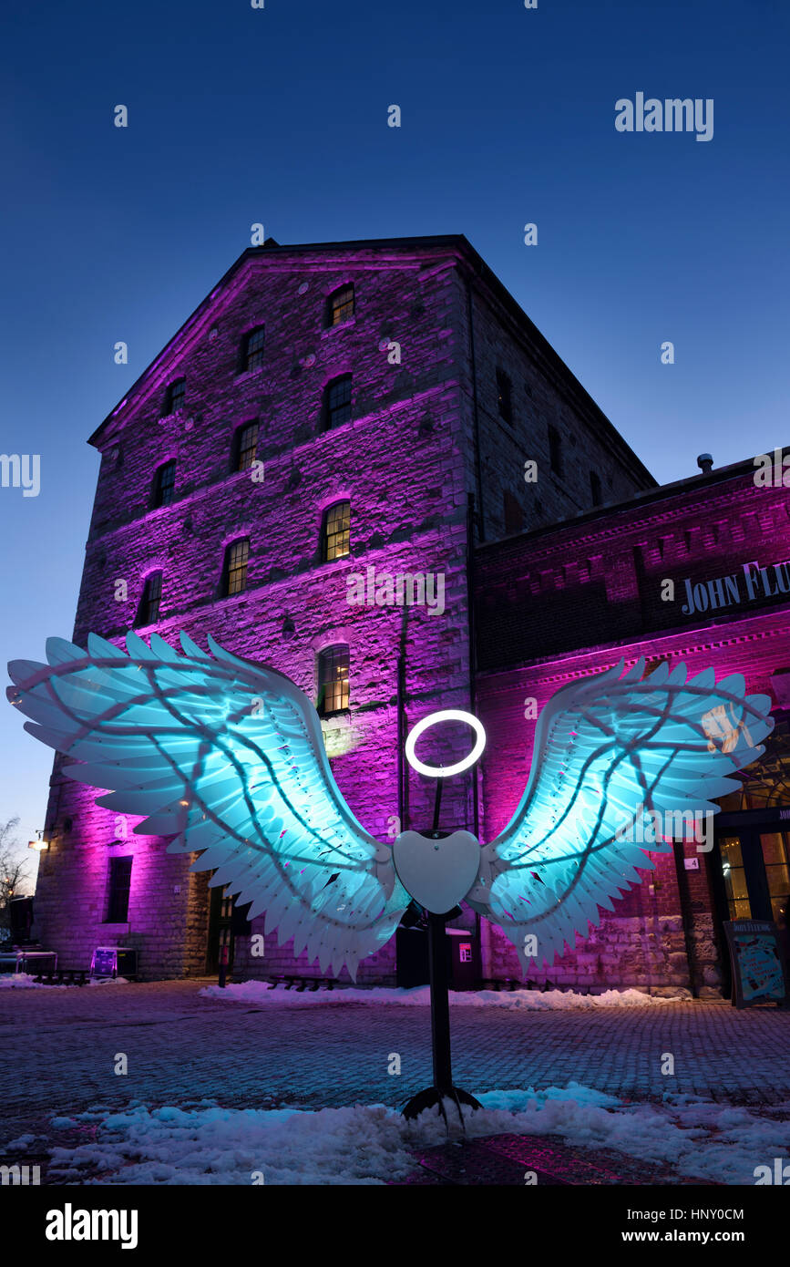 Blauer Engelsflügel und Heiligenschein Lichtkunst am Gooderham Würze historischen Stonehouse Mühlengebäude Distillery District Toronto Licht Fest Stockfoto