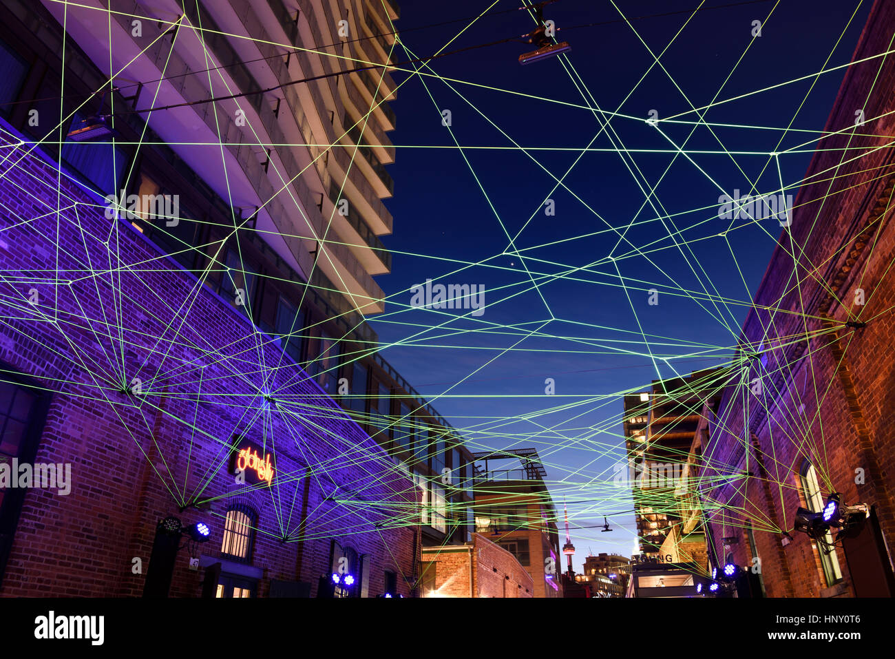 Grüne LWL-Kabel für Kunstinstallation am Toronto Light Festival in Distillery District mit CN Tower Stockfoto Grüne LWL-Kabel für Kunstinstallation am Toronto Light Festival in Distillery District mit CN Tower Stockfoto