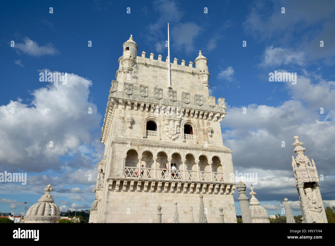 Touristen besuchen den berühmten Belem Turm in der Nähe von Lissabon, ein prominentes Beispiel des 16. Jahrhunderts manuelinischer Stil in Portugal Stockfoto