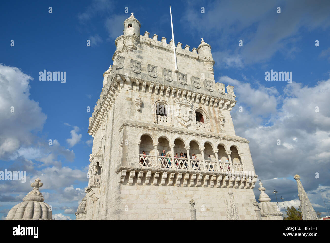 Touristen besuchen den berühmten Belem Turm in der Nähe von Lissabon, ein prominentes Beispiel des 16. Jahrhunderts manuelinischer Stil in Portugal Stockfoto