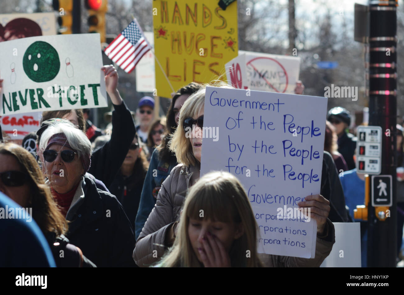 Demonstranten im Protest gegen die Politik des Präsidenten Trump in Boulder, Colorado Stockfoto