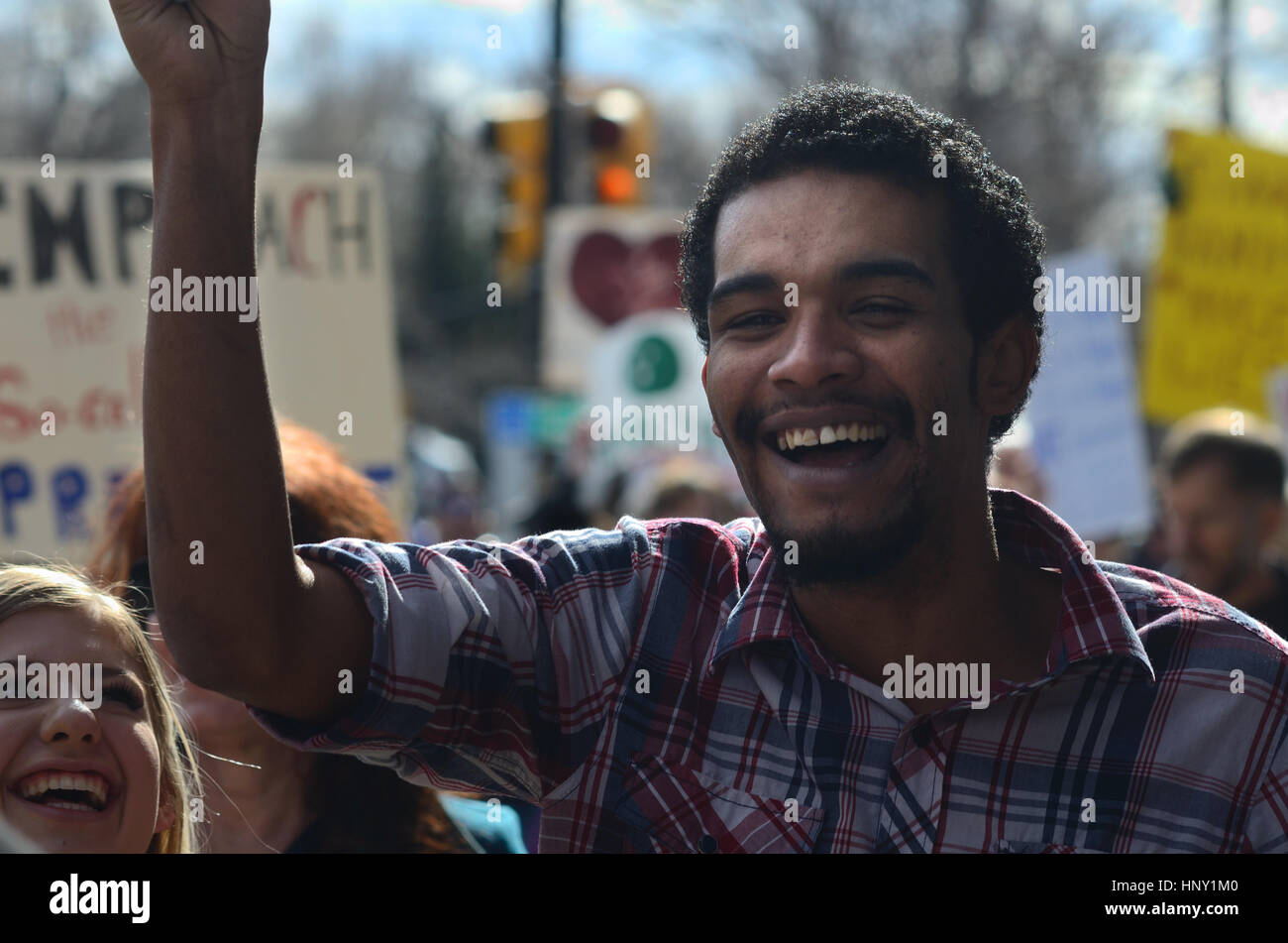 Demonstrant bei Rallye in Boulder, CO, lächelt während eines Marsches gegen Politik die Donald Trump-Verwaltung Stockfoto