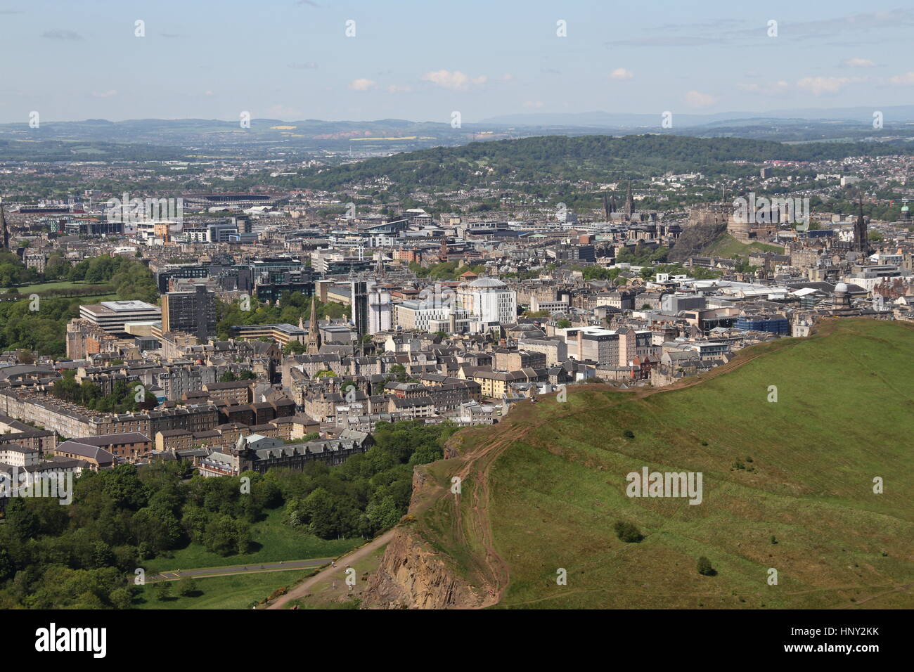 Edinburgh-Skyline von Arthurs Seat.Edinburgh Burg, Murrayfield Stadium und University of Edinburgh kann alle gesehen werden. Stockfoto