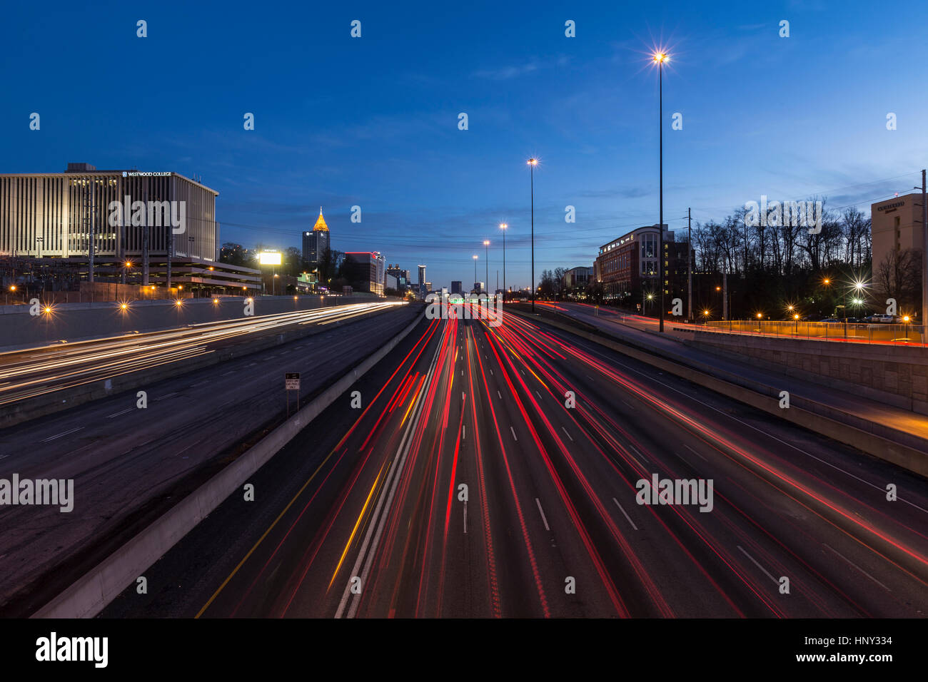 Atlanta, Georgia, USA - 15. Februar 2014: Redaktionelle Nachtansicht von Atlantas beschäftigt Interstate 75 und 85 Autobahnen durch die Innenstadt. Stockfoto
