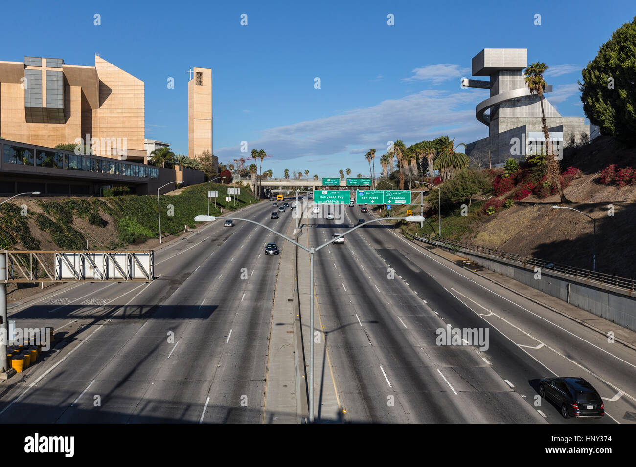 LOS ANGELES, Kalifornien – 24. November 2013: Freies Wochenende Verkehrsansicht der Hollywood 101 Freeway, modernsten unserer lieben Frau von der Angeles katholischen Cathe Stockfoto