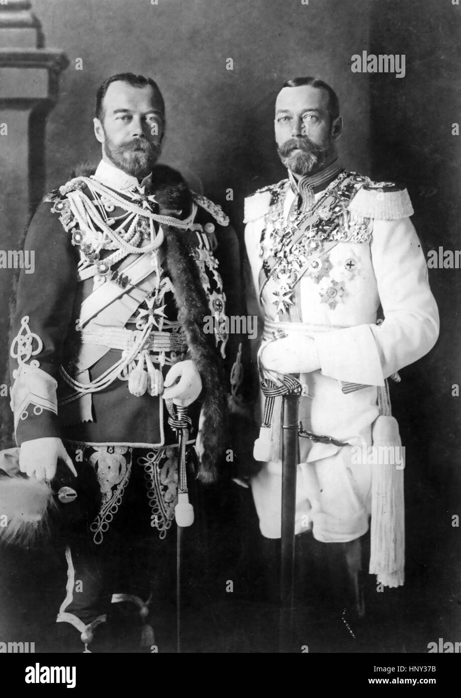 GEORGE V auf der rechten Seite mit Hjis Cousin Nicholas II von Rußland in Berlin im Jahre 1913. Foto: Library of Congress Stockfoto
