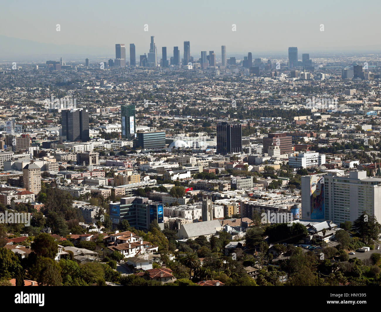 Hollywood, Kalifornien, USA - 2. Februar 2011: Luftaufnahme in Richtung Hollywood und Downtown Los Angeles. Stockfoto