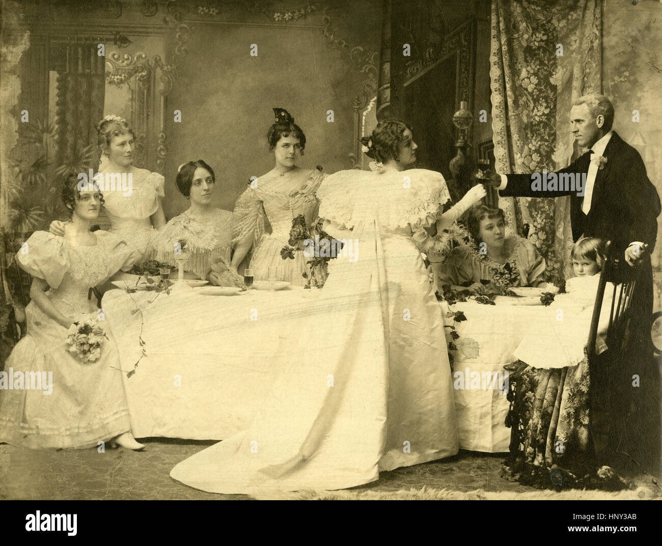 Antike c1890 Fotografie, Porträt eines viktorianischen Hochzeitsfestes mit Braut, Bräutigam, Brautjungfern und Blumenmädchen. Ort: New England, USA. QUELLE: ORIGINAL FOTOABZUG. Stockfoto