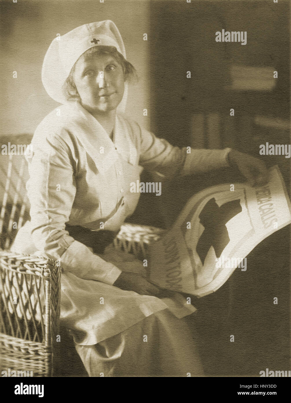 Antike 1919 Foto, rote Kreuz Krankenschwester mit "Amerika anrufen – heute beitreten" Poster. Ort: New England, USA. QUELLE: ORIGINAL FOTOABZUG. Stockfoto
