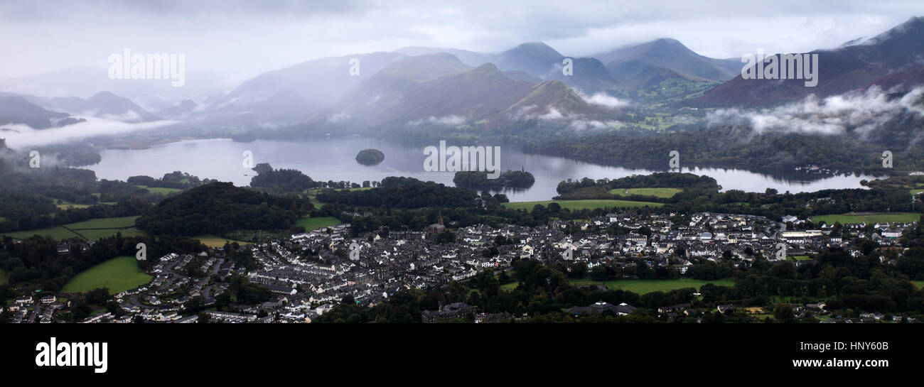 Nebligen Morgen über Keswick Stadt, Lake District National Park, Grafschaft Cumbria, England, UK. Stockfoto