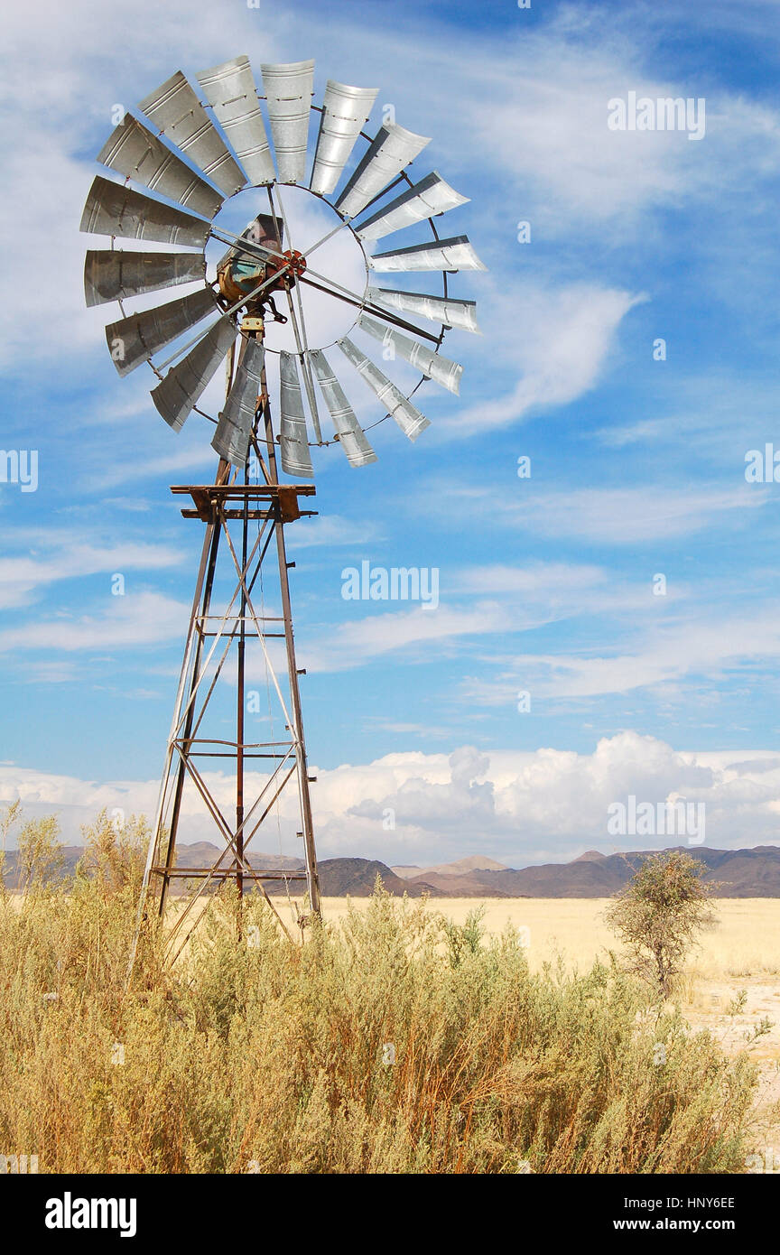 Typische Windmühle in der Wüste von Namibia Stockfoto