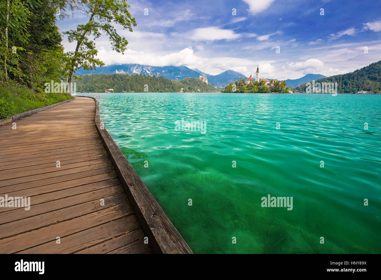 Blick zur Kirche auf der Insel in der Mitte des Bleder Sees. Slowenien, Europa Stockfoto