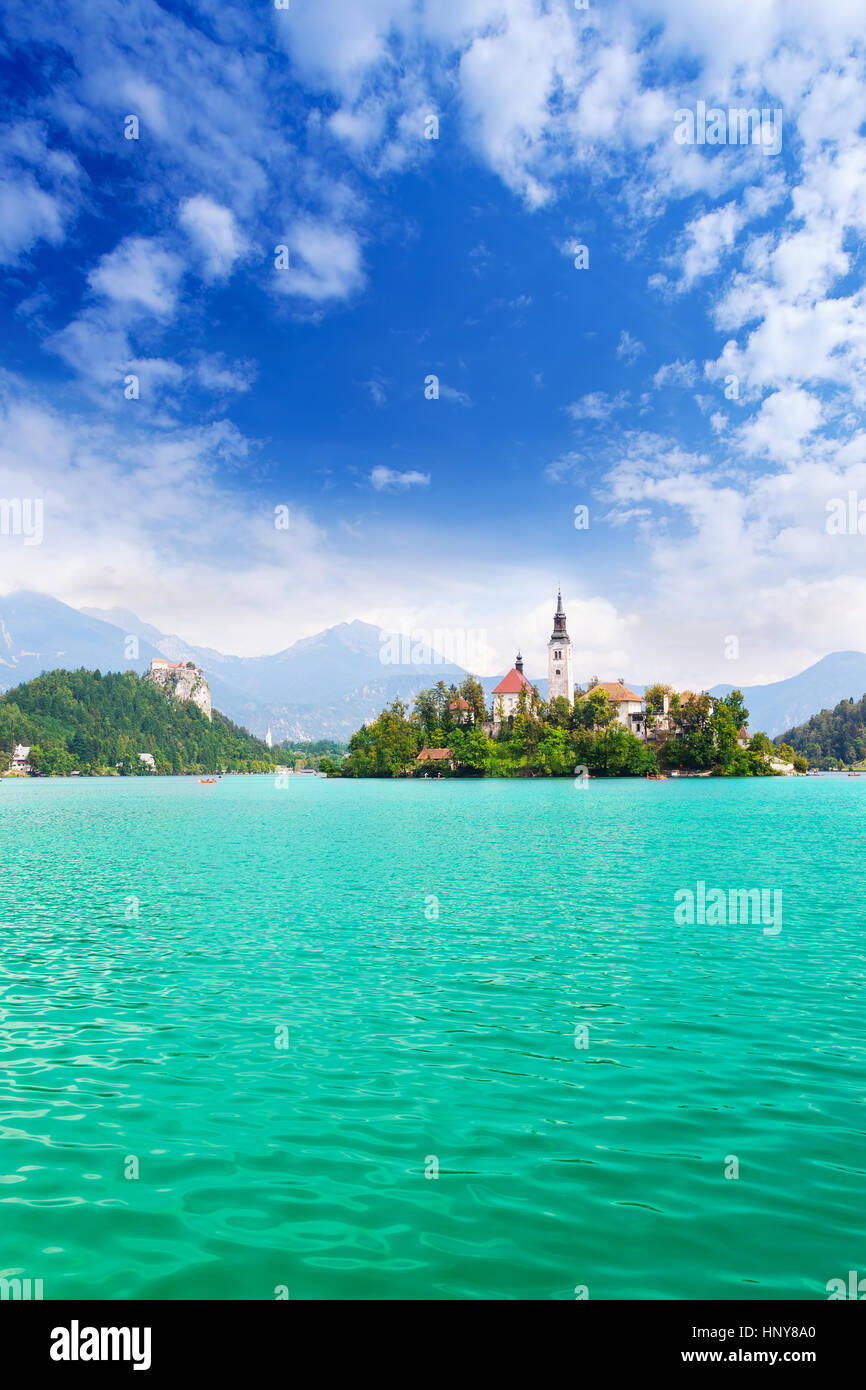 Blick zur Kirche auf der Insel in der Mitte des Bleder Sees. Slowenien Stockfoto