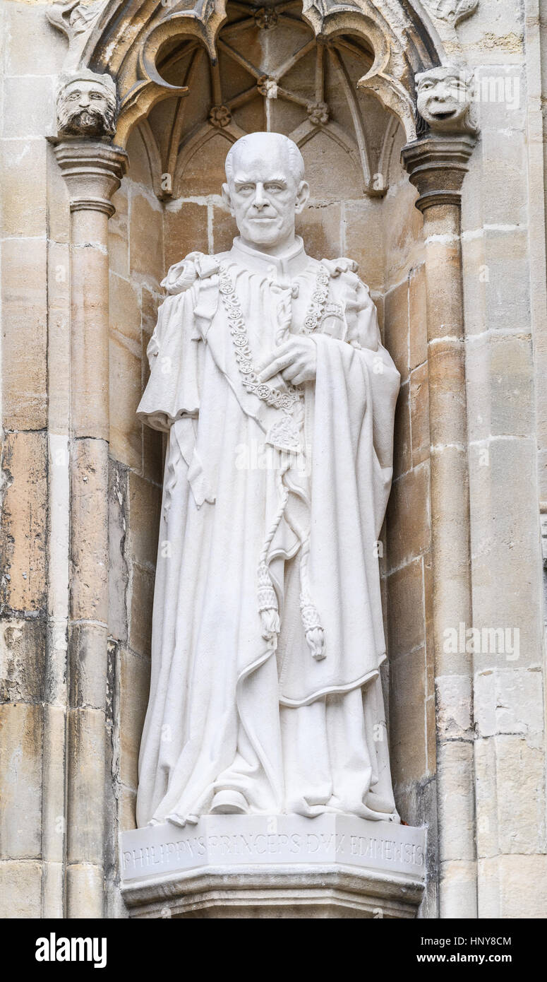 Statue von Prinz Philip auf einer Außenwand an die Kathedrale von Canterbury, England. Stockfoto