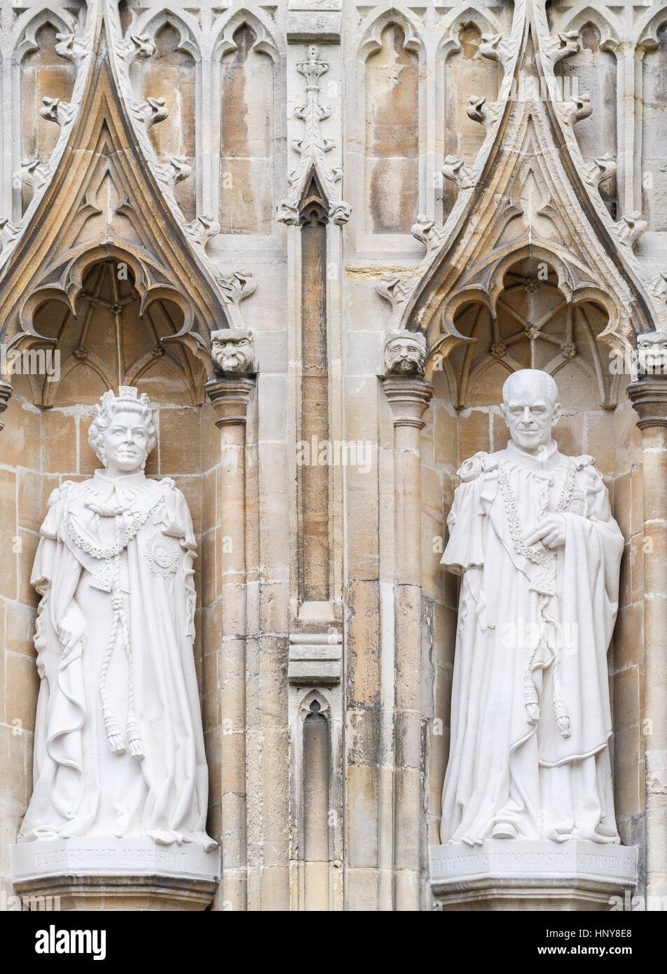 Statuen der Königin Elizabeth II und Prinz Philip auf einer Außenwand an die Kathedrale von Canterbury, England. Stockfoto