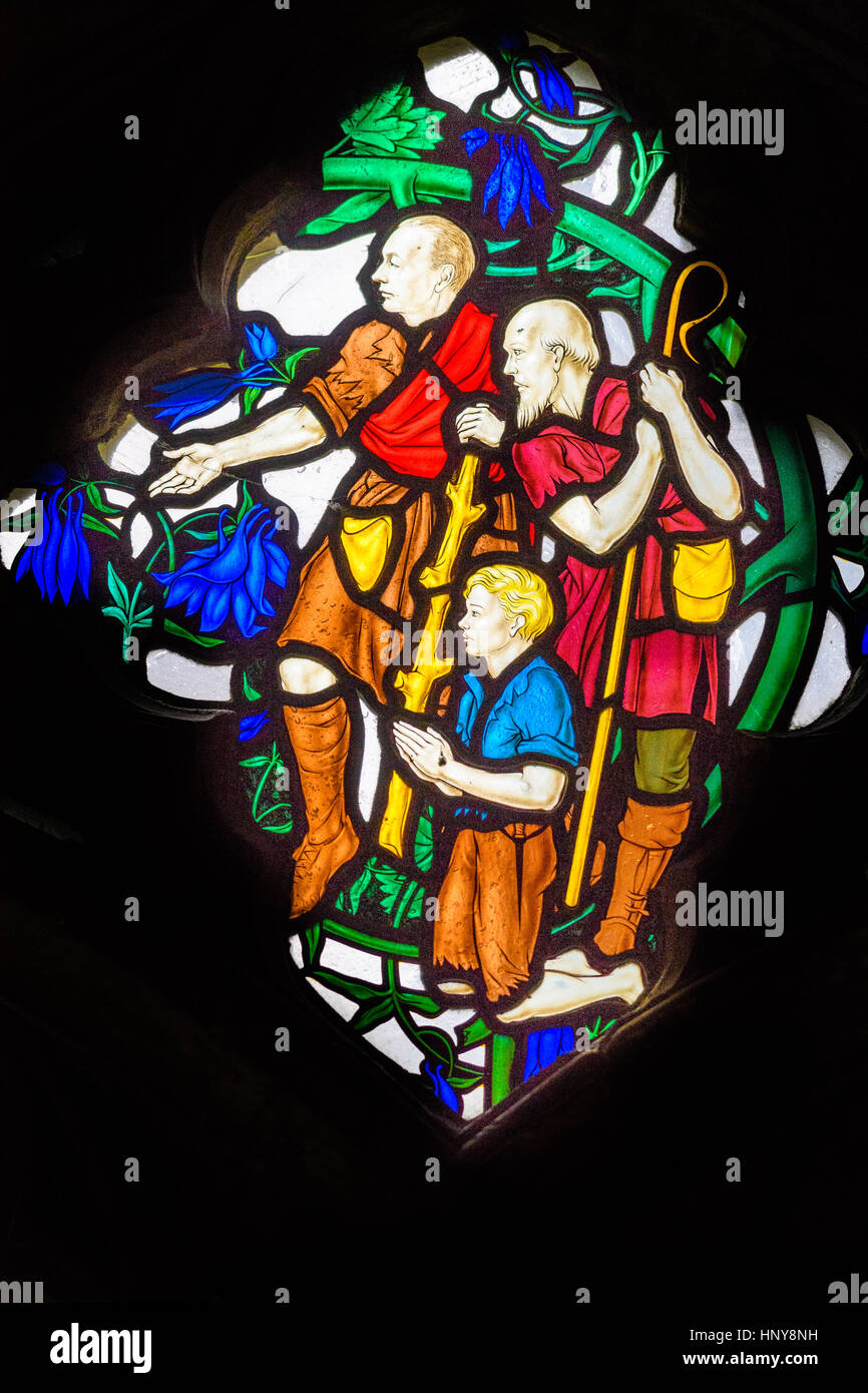 Moderne Glasmalerei-Fenster im Kreuzgang auf die Kathedrale von Canterbury, England. Stockfoto