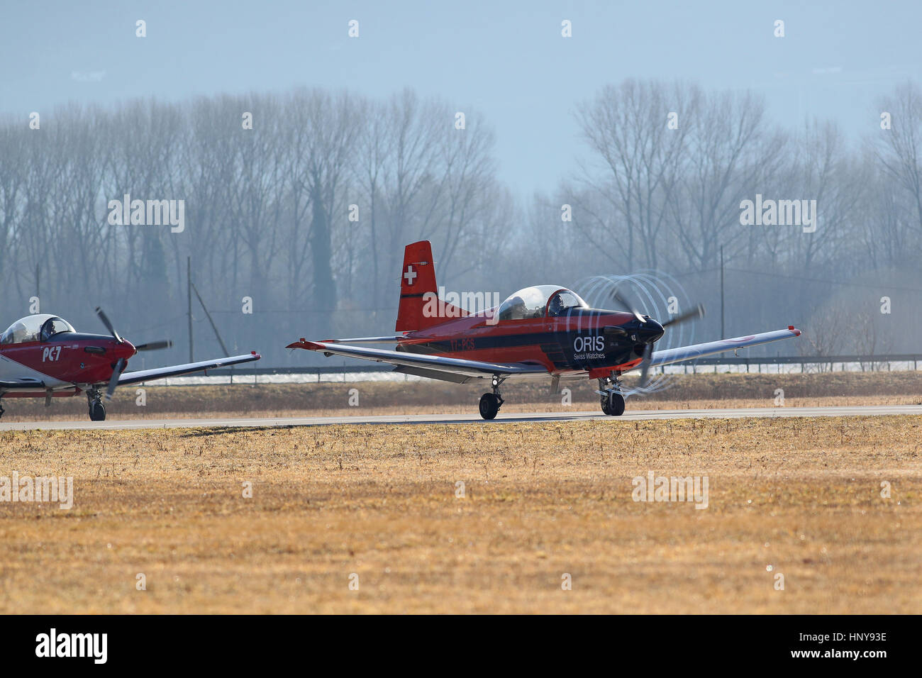 Flughafen von Locarno, Tessin, Schweiz; 15. Februar 2017: sichtbare Korkenzieher Propeller Wanderwege Cantonale während einer hinterleuchteten ausziehen Lauf einen PilatusPC-7-com Stockfoto