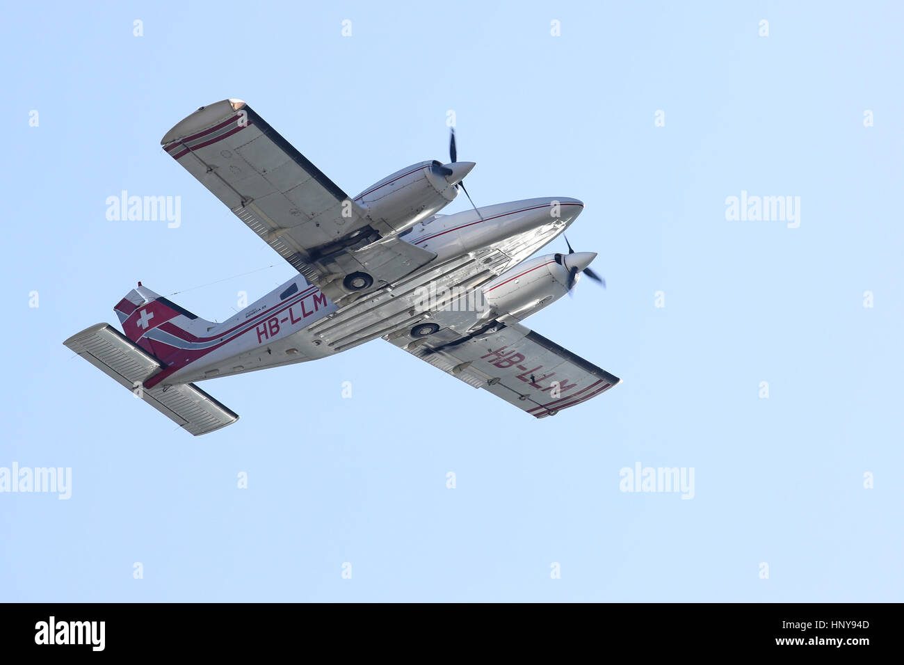 Flughafen von Locarno, Tessin, Schweiz; 15. Februar 2017: einmotorige Operationen auf einem Twin prop Piper Seneca II Stockfoto