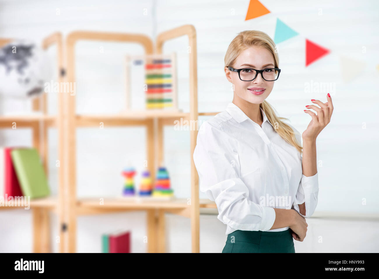 Lächelnde ausländische Lehrer Stockfoto