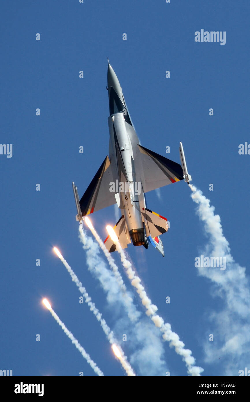 Solo belgischer Luft-Bestandteil f-16 bin im Duxford mit der seltenen Fackeln bei einem UK Luft Veranstaltungsort nutzen. Stockfoto