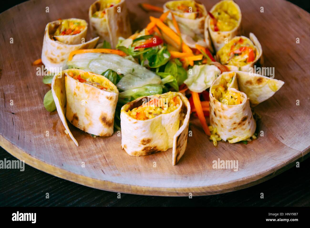 Tortilla Wraps Sandwich auf hölzernen Hintergrund Stockfoto