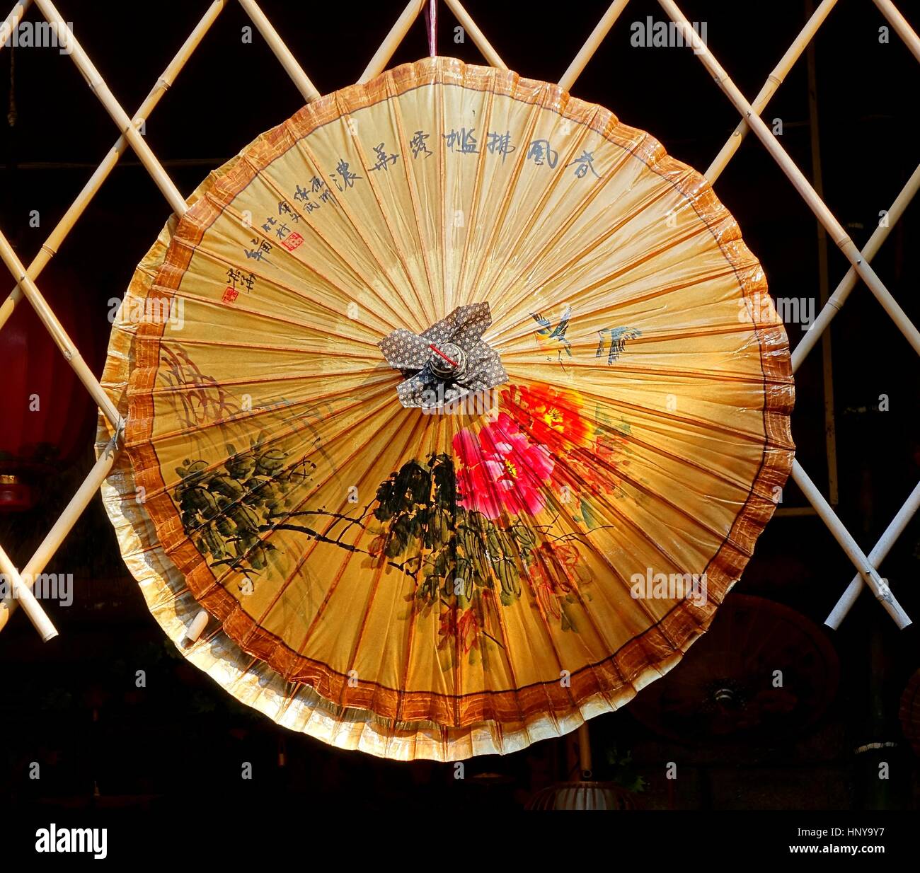 KAOHSIUNG, TAIWAN--24. Juli 2016: ein handgemaltes Öl-Papier Regenschirm, ein traditioneller Kunst und Handwerk Produkt von chinesischen Hakka Leute. Stockfoto