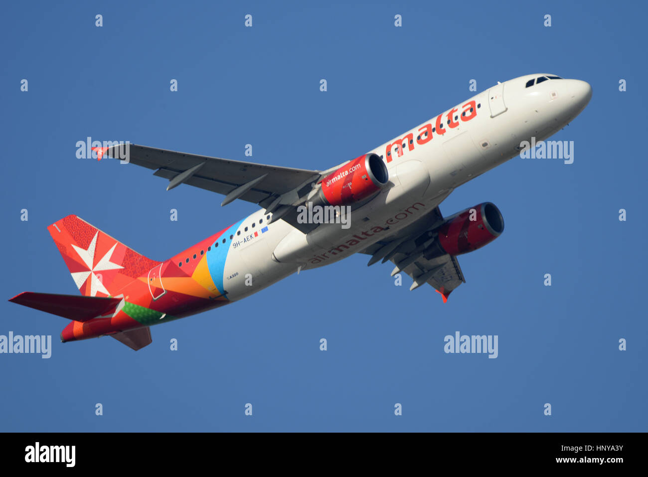Air Malta Airbus A320-211 9H-AEK vom Flughafen London Heathrow in blauen Himmel abheben Stockfoto