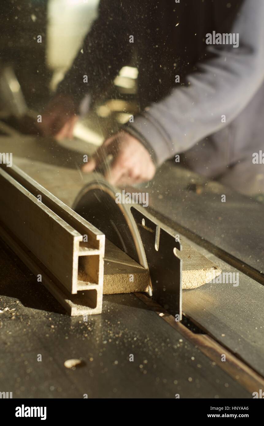 Tischler Schneiden von Holz mit kreisförmigen Bank sah Stockfoto