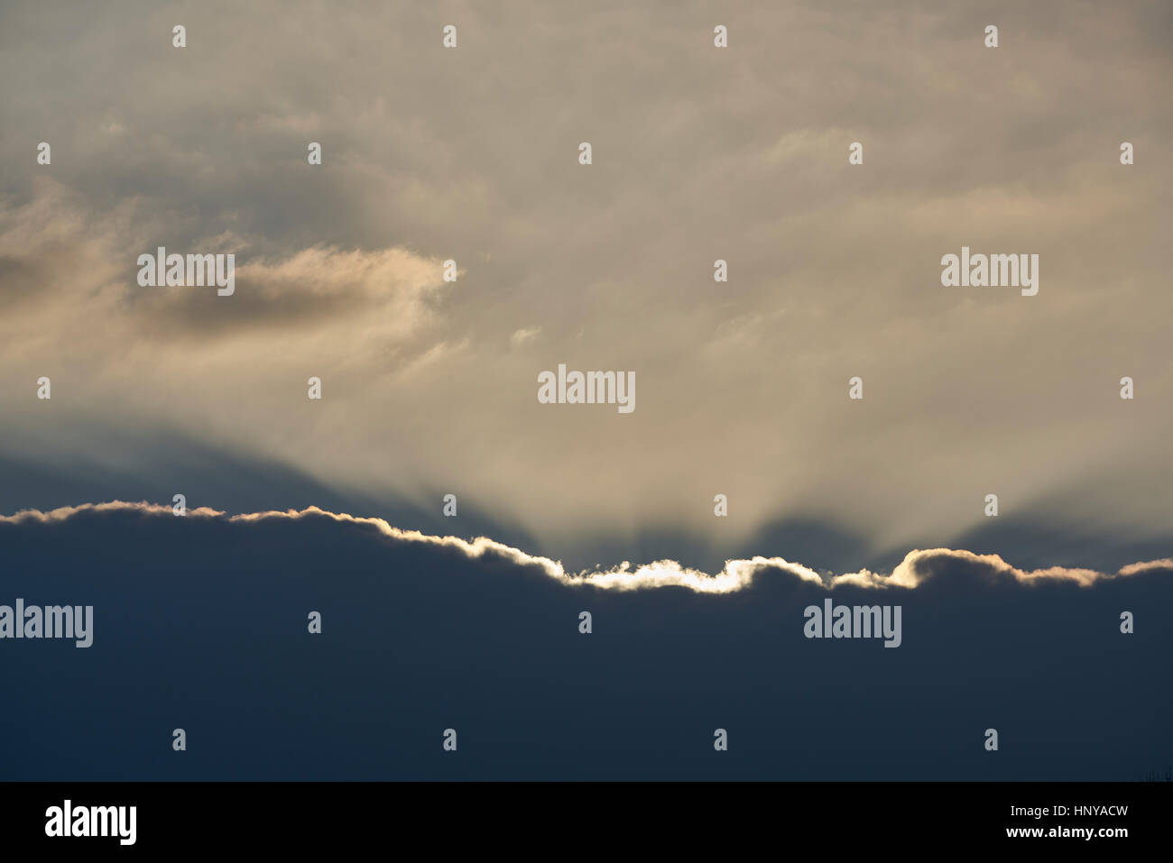 Wolken mit einen Silberstreifen am Horizont Stockfoto