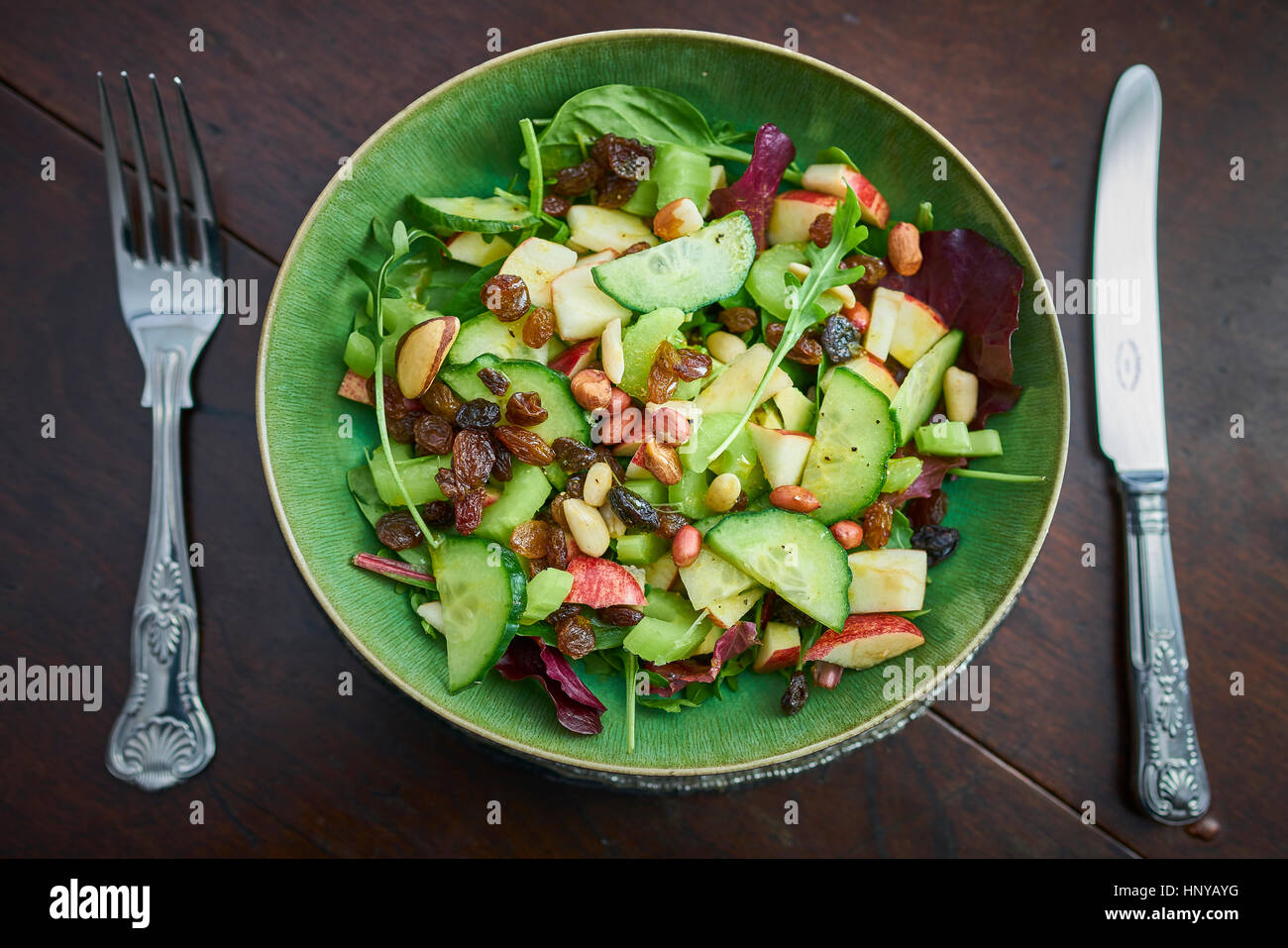 Einem gesunden grünen Salat in einer Schüssel auf dem Tisch Stockfoto