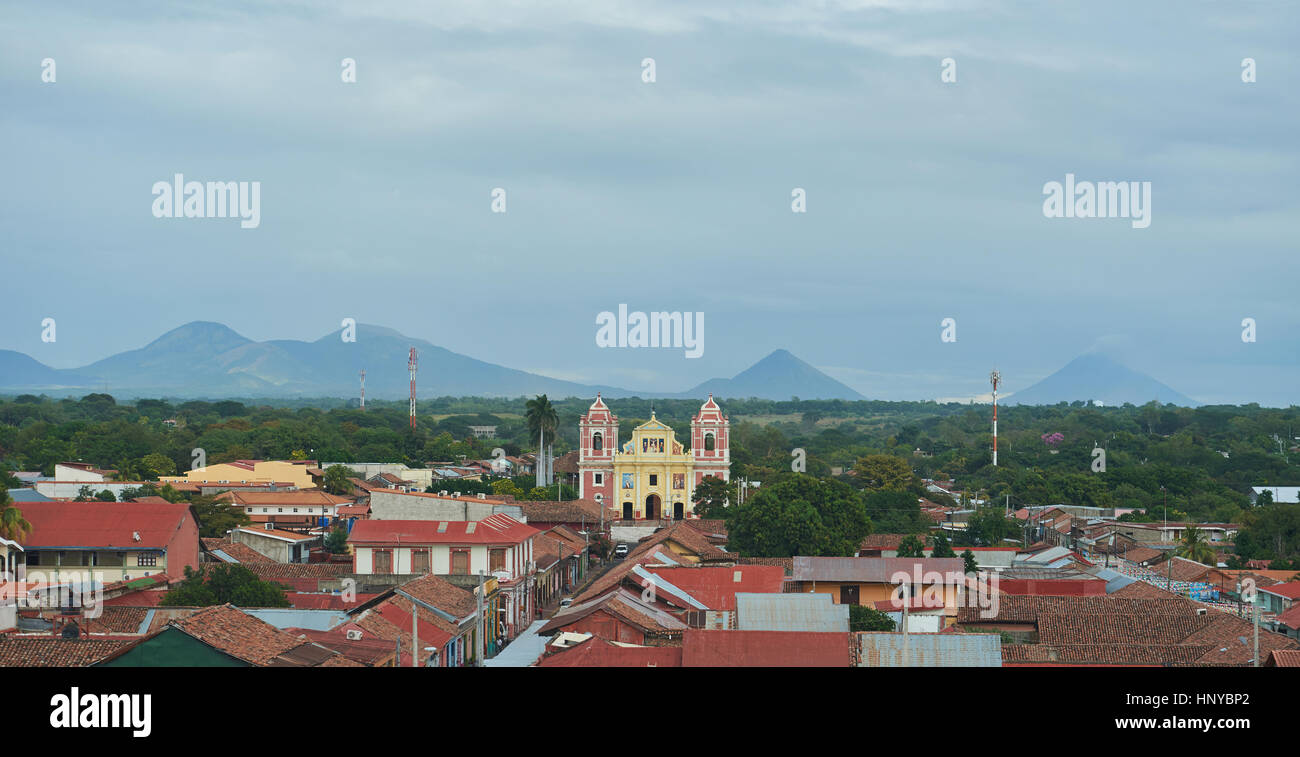 Panorama-Ansicht der Stadt Leon Nicaragua. Straße in der Stadt von NIcaragua Stockfoto