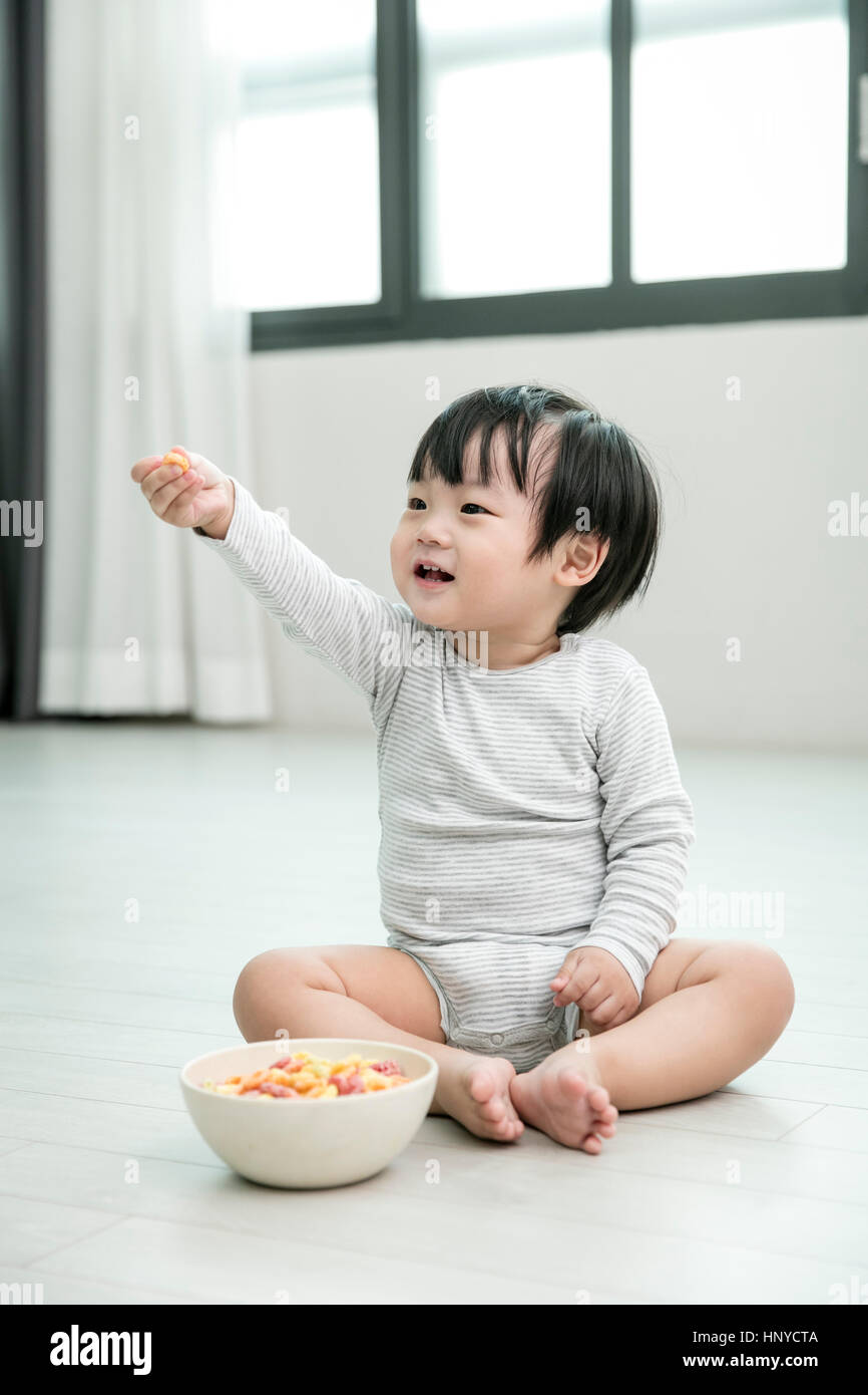 Smiling Baby Boy mit Getreide Stockfoto