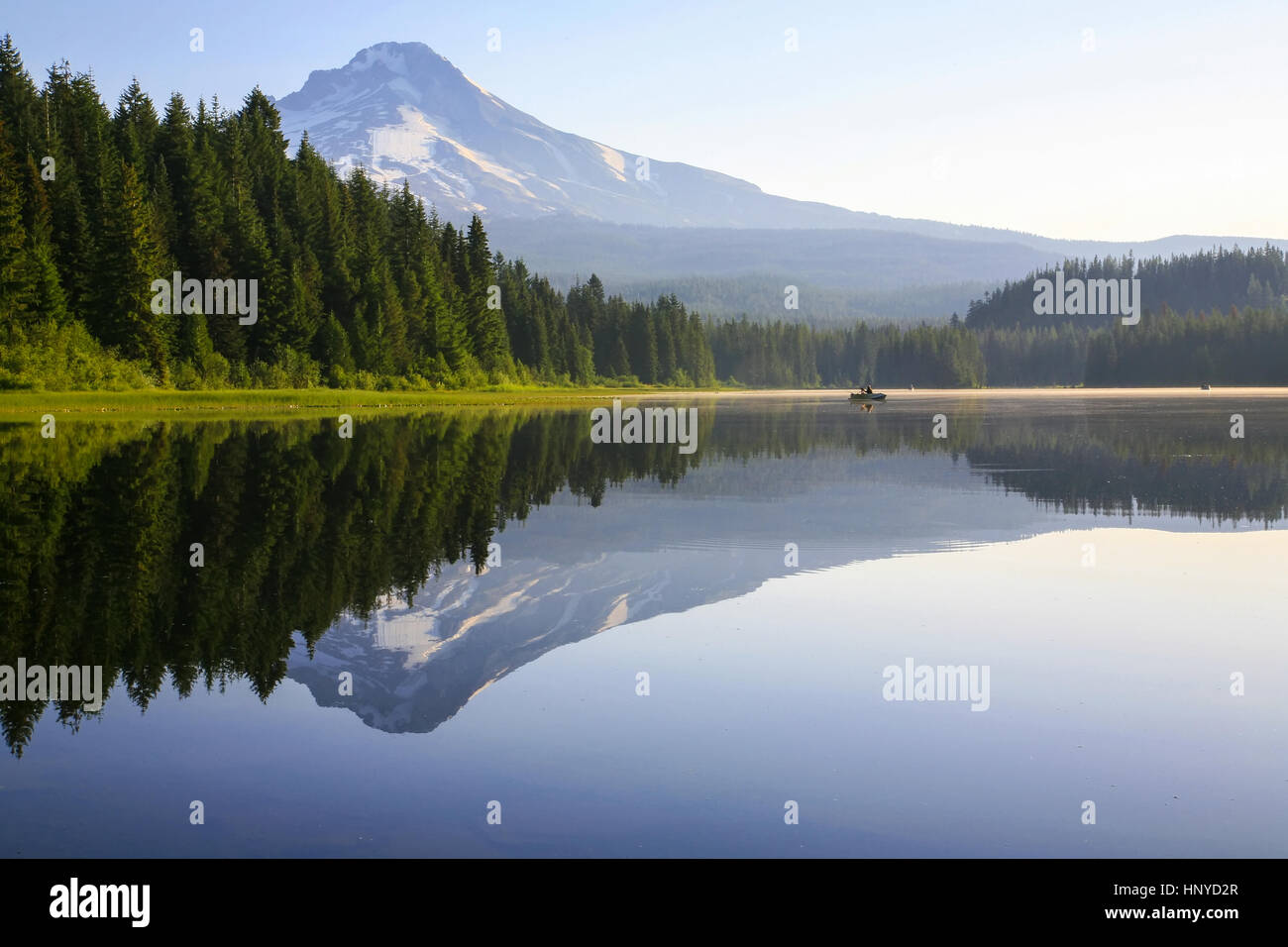 Fischer und Boot reflektiert in einem Bergsee in der Nähe von Portland Oregon Stockfoto